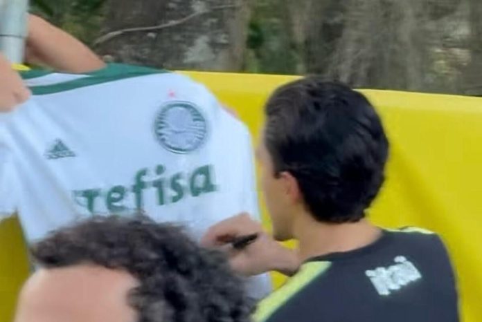Pedro assina camisa de torcedor do Palmeiras