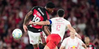 Atacante Gonzalo Plata sente dores em jogo contra Bragantino, pelo Brasileirão e será reavaliado pelo Departamento Médico do Flamengo