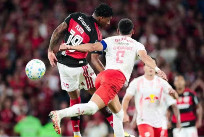 Atacante Gonzalo Plata sente dores em jogo contra Bragantino, pelo Brasileirão e será reavaliado pelo Departamento Médico do Flamengo