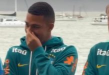 Atacante do Flamengo se divertiu com recepção de representantes aborígenes à Seleção Brasileira em Townsville Samuel Lino se diverte com apresentação na chegada do Brasil para amistoso, na Austrália