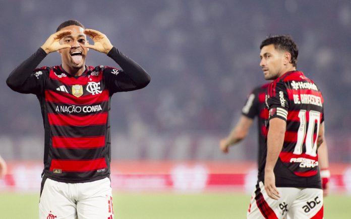 Samuel Lino e Arrascaeta, jogadores do Flamengo