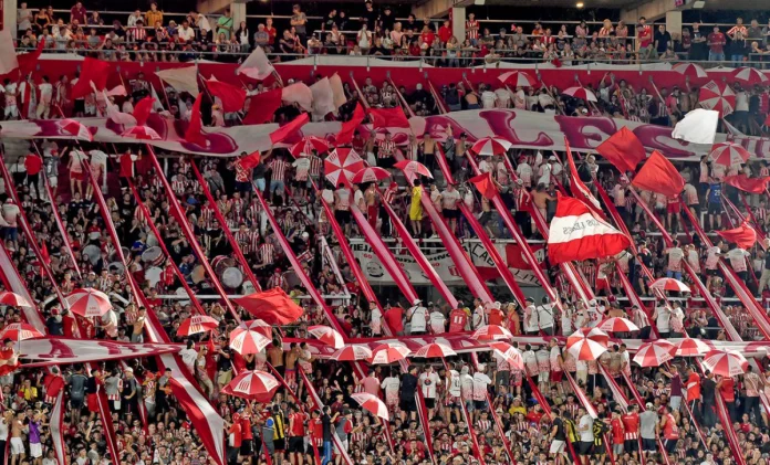 Torcida do Estudiantes de La Plata, um dos clubes mais tradicionais do futebol argentino