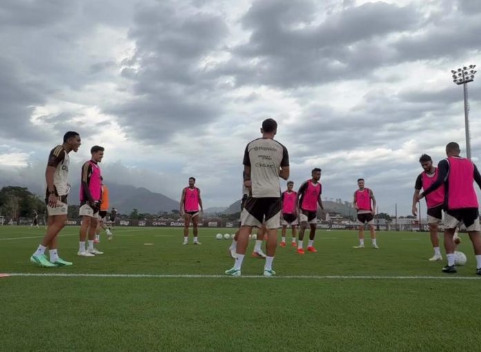 Jogadores do Flamengo treinando no Ninho do Urubu