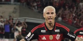 Varela comemorando seu gol conta o Bragantino, no Maracanã pelo Brasileirão