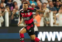 Flamengo deixa vitória escapar contra o Santos após dois pênaltis e expulsão de Jorginho Danilo em campo pelo Flamengo no empate com o Santos na Vila Belmiro