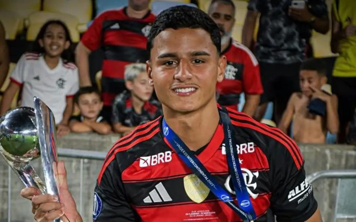 Kaio Nóbrega, volante e meio-campista, revelado pelas categorias de base do Flamengo, ele foi transferido para o Estoril Praia, de Portugal