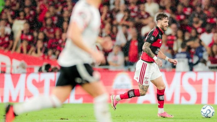 Léo Pereira em campo na eliminação do Flamengo para o Estudiantes no Maracanã - Foto: Gilvan de Souza / Flamengo