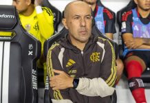 Torcedores do Flamengo cobram Leonardo Jardim após empate frustrante contra o Santos Leonardo Jardim comandando o Flamengo contra o Santos na Vila - Foto: Alex Miranda / AtoPress / Folhapress