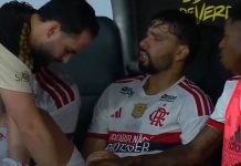 Lucas Paquetá no banco de reservas após deixar o jogo contra o Vasco com dores