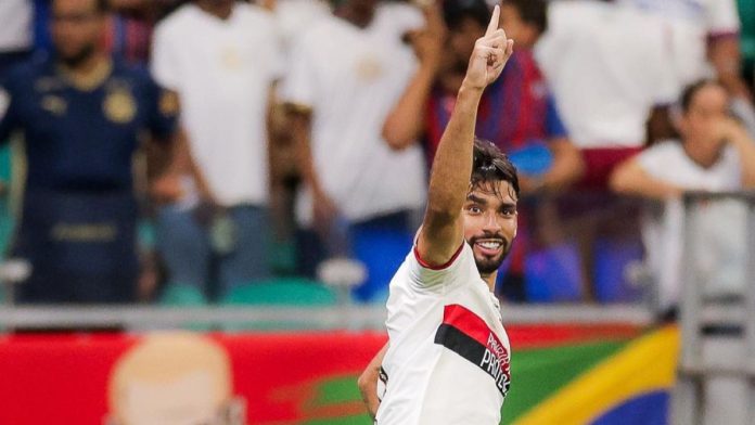 Lucas Paquetá comemora gol marcado pelo Flamengo na vitória sobre o Bahia em Salvador - Foto: Gilvan de Souza / Flamengo