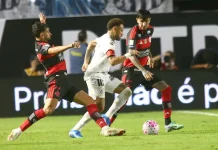 Neymar e Lucas Paquetá protagonizam discussão durante empate entre Santos e Flamengo Lucas Paquetá em lance com Neymar na Vila Belmiro - Foto: Mauricio de Souza / AGIF / Folhapress