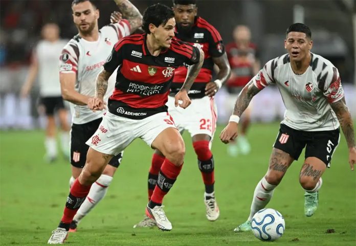 Pedro em campo na eliminação do Flamengo para o Estudiantes no Maracanã