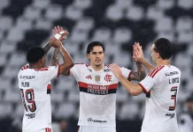 Pedro comemora com Ortiz e Plata o segundo gol do Flamengo na goleada sobre o Vasco no Engenhão