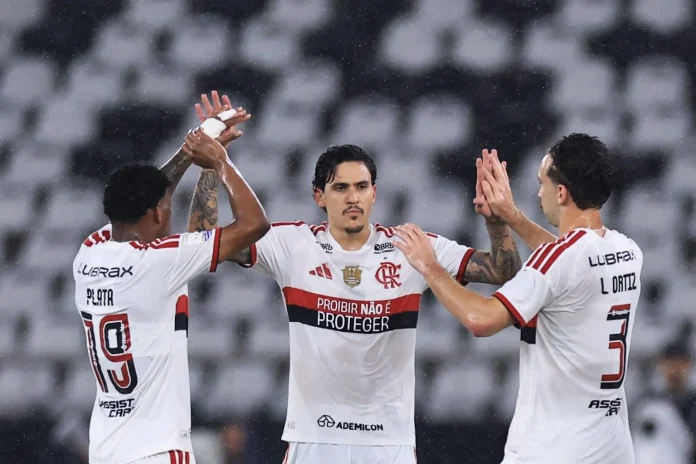 Pedro comemora com Ortiz e Plata o segundo gol do Flamengo na goleada sobre o Vasco no Engenhão