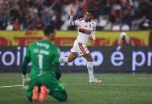 Samuel Lino comemora um dos gols marcados na goleada do Flamengo sobre o Vasco no Engenhão - Foto: Gilvan de Souza / Flamengo