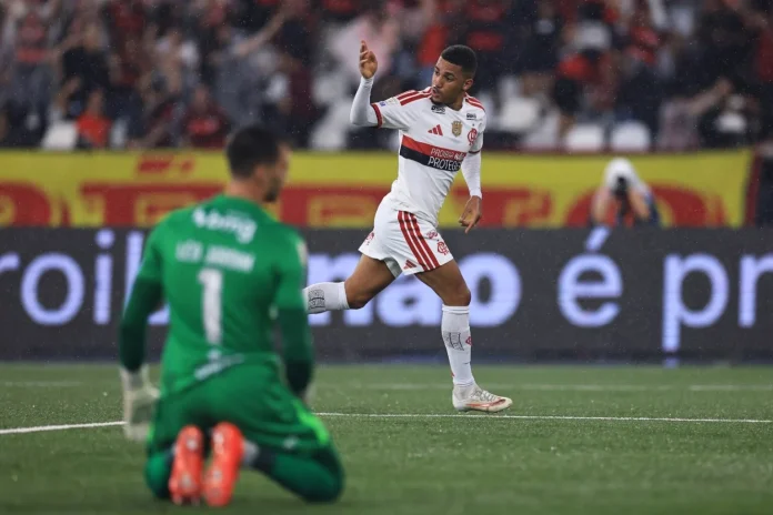 Samuel-Lino-Gol-Flamengo-4-1-Vasco-291026-Foto-Gilvan-de-Souza Samuel Lino comemora um dos gols marcados na goleada do Flamengo sobre o Vasco no Engenhão - Foto: Gilvan de Souza / Flamengo