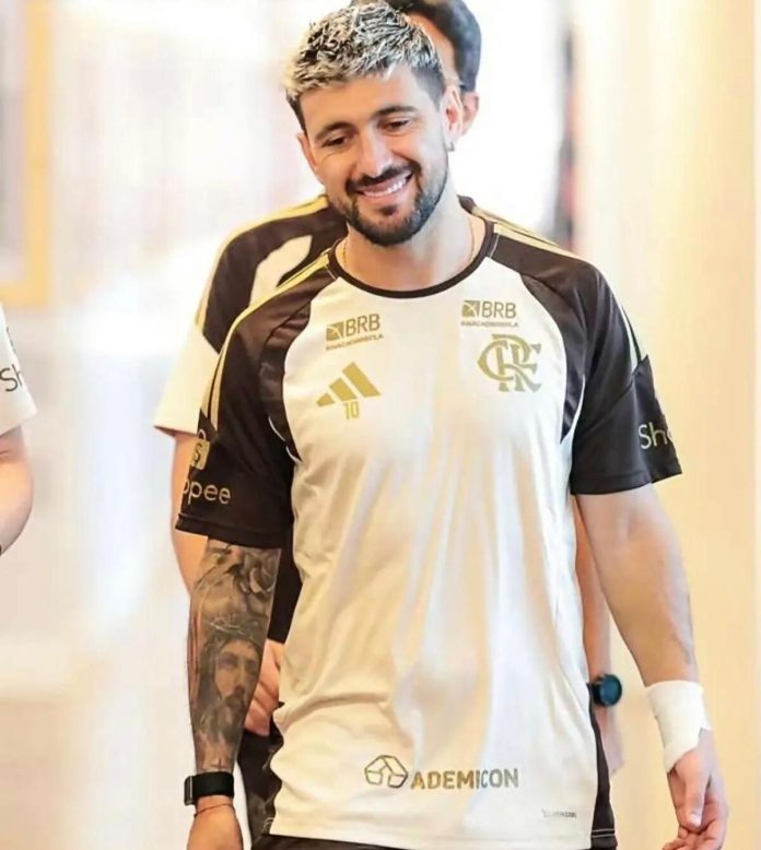Arrascaeta após cirurgia no punho, no Ninho do Urubu— Foto: Gilvan de Souza / Flamengo