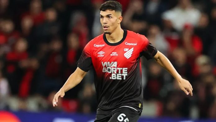 Arthur Dias, zagueiro do Athletico Paranaense.