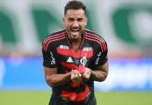 Danilo comemora gol pelo Flamengo no empate com o Santos na Vila Belmiro