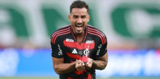 Danilo comemora gol pelo Flamengo no empate com o Santos na Vila Belmiro