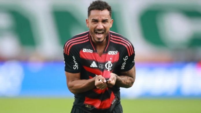 Danilo comemora gol pelo Flamengo no empate com o Santos na Vila Belmiro