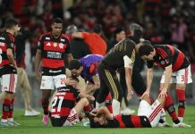 Time do Flamengo após eliminação contra o Estudiantes, pela Libertadores, no Maracanã. Foto: MAURO PIMENTEL / AFP
