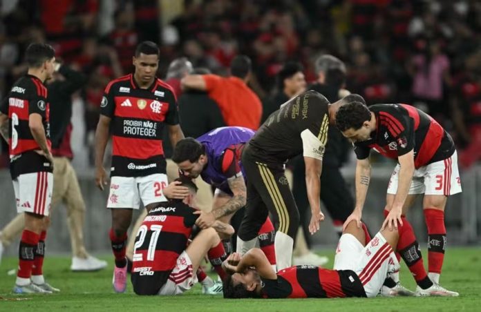 Time do Flamengo após eliminação contra o Estudiantes, pela Libertadores, no Maracanã. Foto: MAURO PIMENTEL / AFP