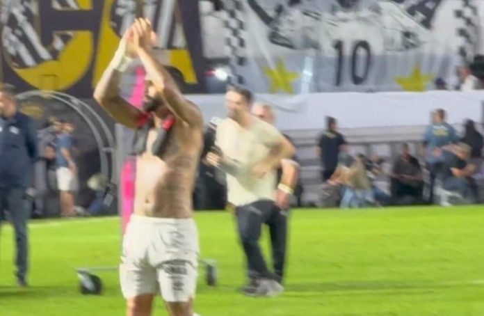 gabigol-acena-para-toricda-do-flamengo Gabigol demonstra carinho pelo Flamengo após duelo emocionante na Vila Belmiro