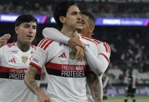 Jogadores do Flamengo comemorando goleada no Vasco, no Engenhão