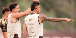 Jogadores em treino no Ninho do Urubu