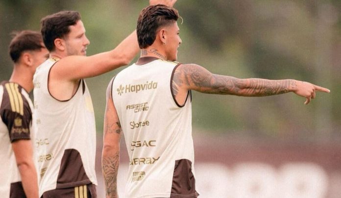 jogadores-em-treino-ninho-do-urubu Jogadores em treino no Ninho do Urubu