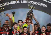 Jogadores do Flamengo comemorando o tetra campeonato da Libertadores 2025