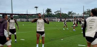 Jogadores do Flamengo treinam no Ninho do Urubu