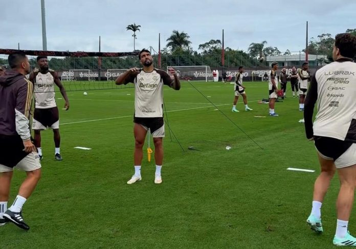 Jogadores do Flamengo treinam no Ninho do Urubu