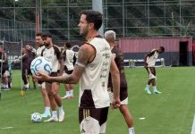 Jogadores do Flamengo treinam em NInho do Urubu