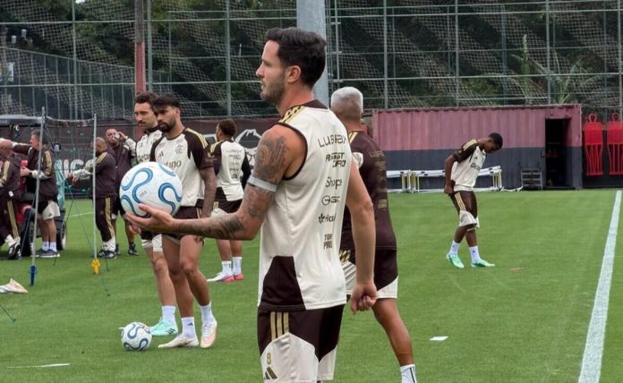 Jogadores do Flamengo treinam em NInho do Urubu
