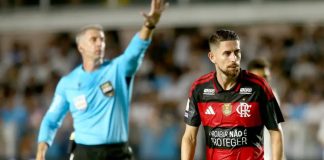 Jorginho em partida contra o Santos em que ele foi expulso, na Vila Belmiro, pelo Brasileirão