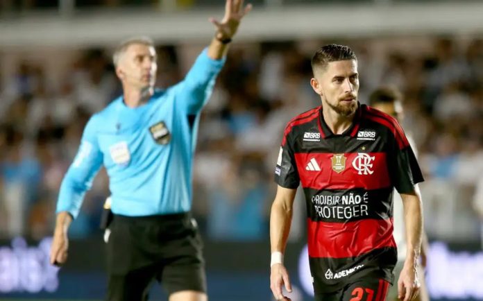 Jorginho em partida contra o Santos em que ele foi expulso, na Vila Belmiro, pelo Brasileirão