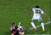 Lance em que Jorginho foi expulso em jogo contra Santos na Vila Belmiro