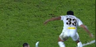 Lance em que Jorginho foi expulso em jogo contra Santos na Vila Belmiro