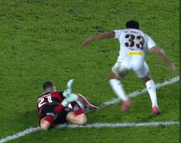 jorginho-falta-contra-santos Lance em que Jorginho foi expulso em jogo contra Santos na Vila Belmiro