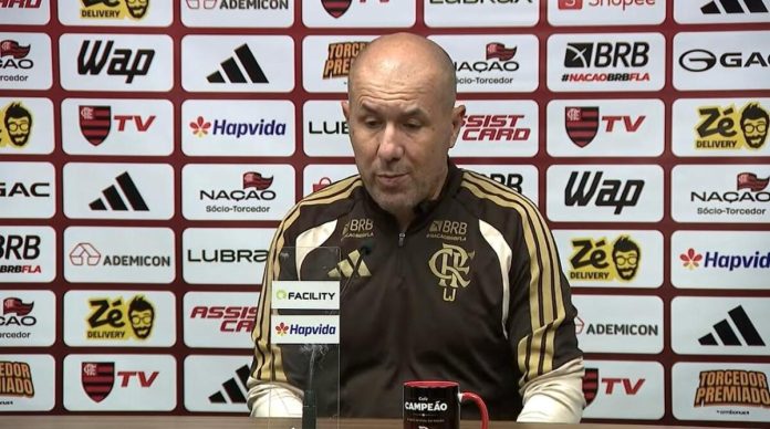 Léo Jardim em entrevista coletiva após o jogo contra o Santos, na Vila Belmiro