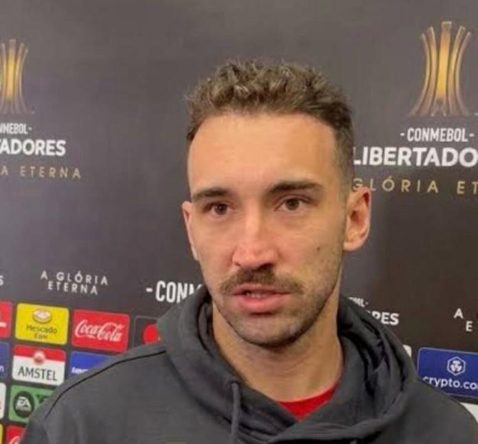 leo-ortiz-dando-entrevista-apos-jogo-estudiantes Léo Ortiz em entrevista coletiva após partida contra o Estudiantes no Maracanã, pela Libertadores