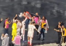 Zagueiro do Flamengo, Léo Pereira, impede que jogadores e jornalistas pisem no escudo do Botafogo