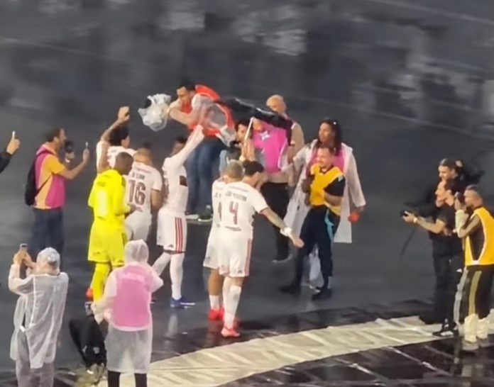 leo-pereira-no-engenhao Zagueiro do Flamengo, Léo Pereira, impede que jogadores e jornalistas pisem no escudo do Botafogo