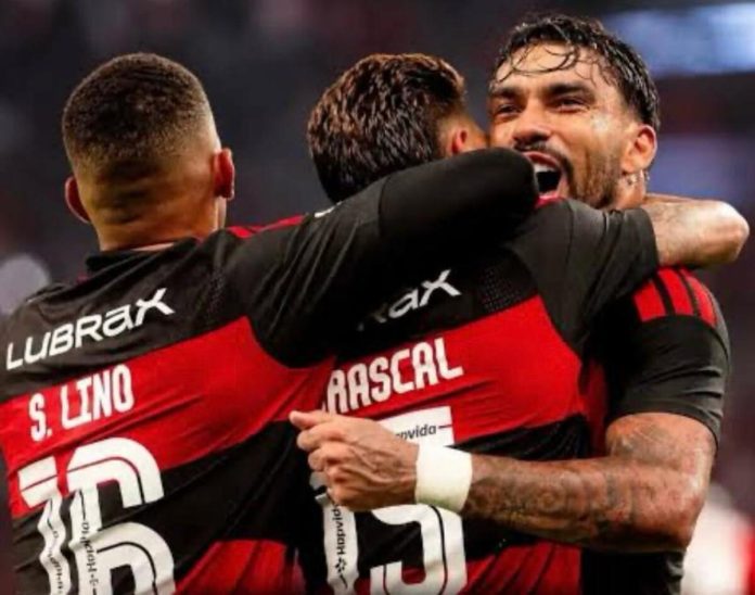 lino-carrascal-paqueta-em-campo-pelo-flamengo (1) Samuel Lino, Carrascal e Paquetá jogadores do Flamengo
