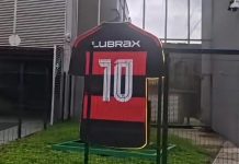 Propaganda da nova parceria entre Flamengo e Lubrax, está na porta da empresa, no Rio de Janeiro. Foto: Reprodução