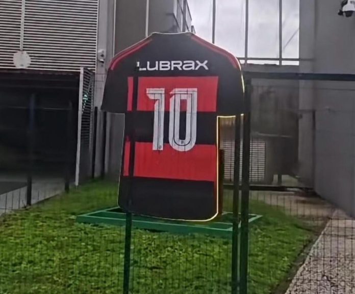 Propaganda da nova parceria entre Flamengo e Lubrax, está na porta da empresa, no Rio de Janeiro. Foto: Reprodução