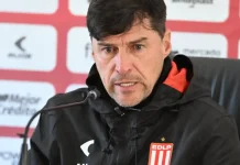 O uruguaio Alexander "Cacique" Medina, atual técnico do Estudiantes