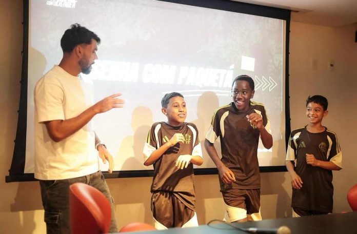 paqueta-em-projeto-com-menino-do-ninho Paquetá reencontra jovens da base do Flamengo em encontro para troca de experiências